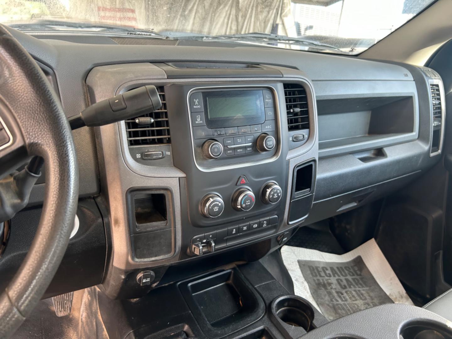 2018 White RAM 2500 (3C6UR5HL2JG) with an 6.7L I6 F OHV 24V engine, Automatic transmission, located at 1687 Business 35 S, New Braunfels, TX, 78130, (830) 625-7159, 29.655487, -98.051491 - Photo#13